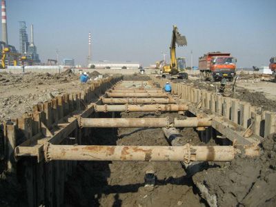 U型鋼板樁在基礎(chǔ)設(shè)施建設(shè)中的應用與鴻博建設(shè)的專業(yè)優(yōu)勢